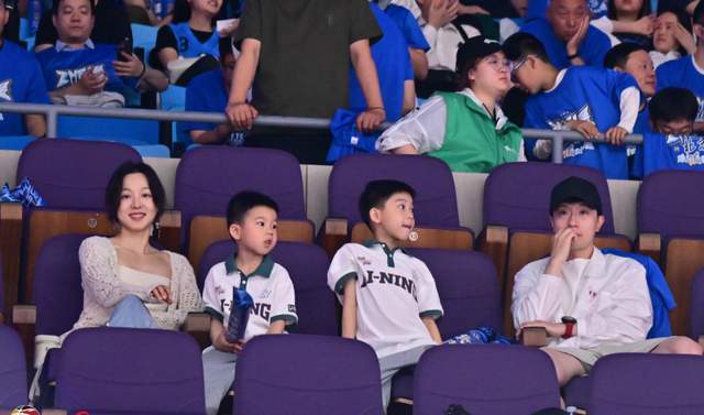 子夏露携2子观战北京龙队给老大讲解总决j9国际站登录人生赢家!马龙和美丽妻(图2)