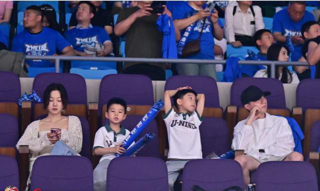 子夏露携2子观战北京龙队给老大讲解总决j9国际站登录人生赢家!马龙和美丽妻