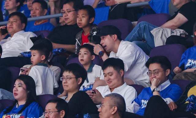 子夏露携2子观战北京龙队给老大讲解总决j9国际站登录人生赢家!马龙和美丽妻(图7)