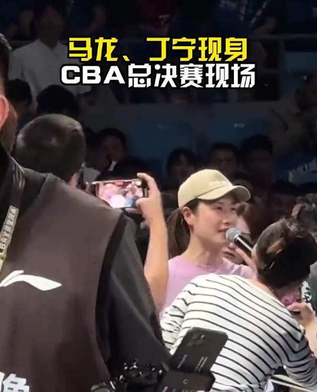 子夏露携2子观战北京龙队给老大讲解总决j9国际站登录人生赢家!马龙和美丽妻(图6)